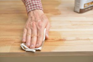 ניקוי כתמי שמן מרהיטי עץ