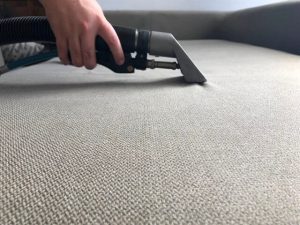 ניקוי כתמי צואה מספות בד אצל WeClean