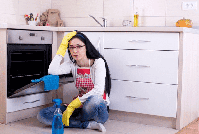 ניקוי דלת תנור עם חומר ניקוי