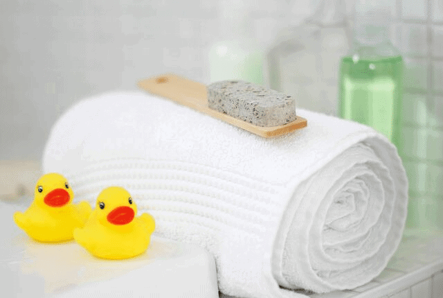 מגבת, אמבטיה, ברווזונים, מברשת, מגבות